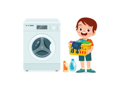 Mutlu şirin çocuk çamaşır makinesiyle çamaşır yıkıyor.