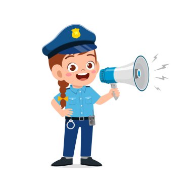 Polis üniforması giyen ve elinde megafonla mutlu küçük bir kız çocuğu.