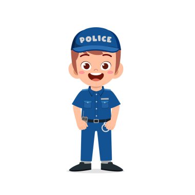 Mutlu küçük çocuk polis üniforması giyiyor.