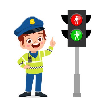 Polis üniforması giyen ve trafik lambasının yanında duran küçük sevimli çocuk.