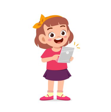 Akıllı telefon ve internet kullanan tatlı küçük kız.