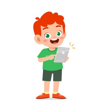 Akıllı telefon ve internet kullanan sevimli küçük çocuk.