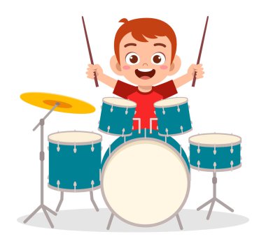 Küçük şirin çocuk konserde davul çalıyor.