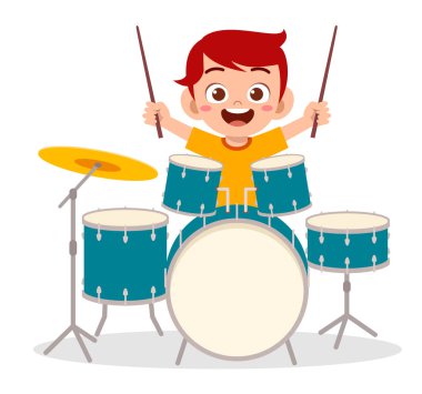 Küçük şirin çocuk konserde davul çalıyor.