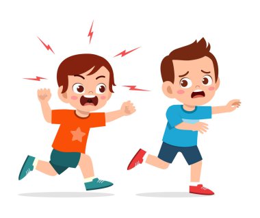 Sevimli küçük çocuk sinirlendi ve korkmuş arkadaşını kovaladı.