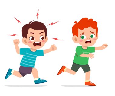 Sevimli küçük çocuk sinirlendi ve korkmuş arkadaşını kovaladı.