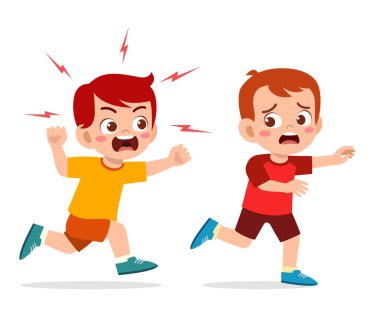 Sevimli küçük çocuk sinirlendi ve korkmuş arkadaşını kovaladı.