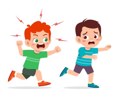 Sevimli küçük çocuk sinirlendi ve korkmuş arkadaşını kovaladı.