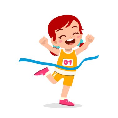 Küçük tatlı kız maraton koşuyor ve kazanıyor.