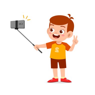 Sevimli küçük çocuk kamera önünde poz veriyor ve selfie çekiyor.