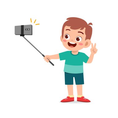 Sevimli küçük çocuk kamera önünde poz veriyor ve selfie çekiyor.