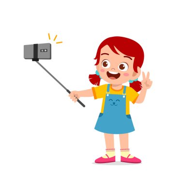 Sevimli küçük kız pozu ve kamera önünde selfie.