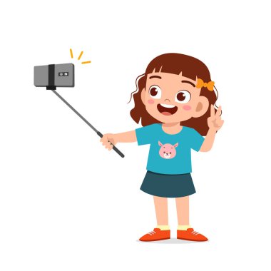 Sevimli küçük kız pozu ve kamera önünde selfie.