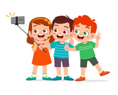 Sevimli küçük oğlan ve kız birlikte selfie çekiyorlar.