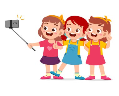 Sevimli küçük oğlan ve kız birlikte selfie çekiyorlar.