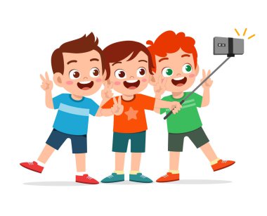 Sevimli küçük oğlan ve kız birlikte selfie çekiyorlar.