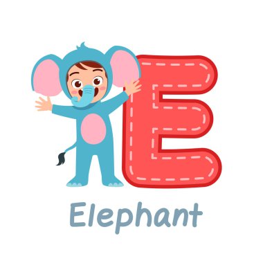 Tatlı küçük çocuk alfabe öğrenmek için kostüm giyiyor.