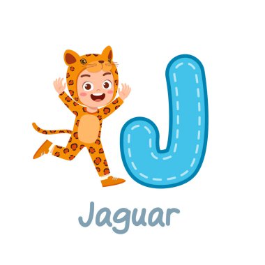 Tatlı küçük çocuk alfabe öğrenmek için kostüm giyiyor.