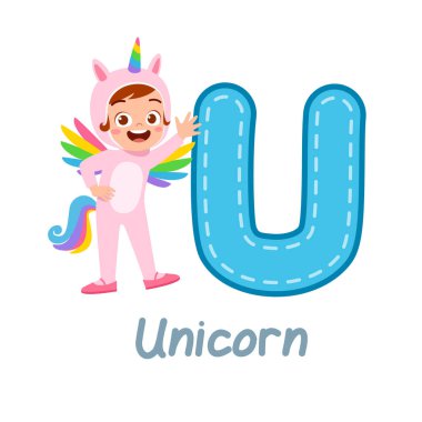 Tatlı küçük çocuk alfabe öğrenmek için kostüm giyiyor.