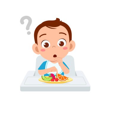 Tatlı küçük oğlan meyve ve sebze yiyor.