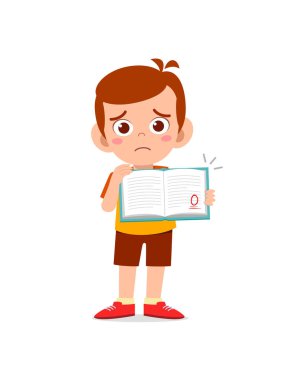 Sevimli küçük çocuk sınavdan kötü not aldığı için üzgün.