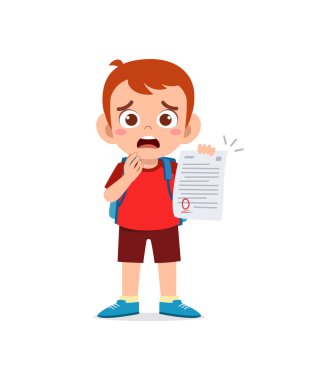 Sevimli küçük çocuk sınavdan kötü not aldığı için üzgün.