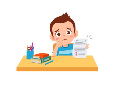 Sevimli küçük çocuk sınavdan kötü not aldığı için üzgün.