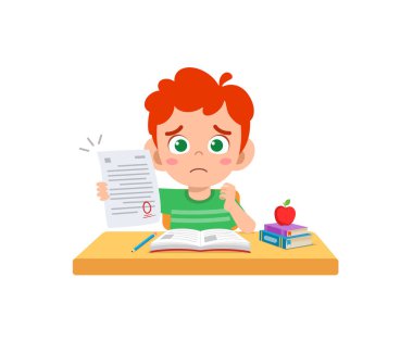 Sevimli küçük çocuk sınavdan kötü not aldığı için üzgün.