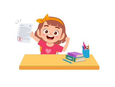 Sevimli küçük çocuk sınavdan iyi not aldığı için mutlu.