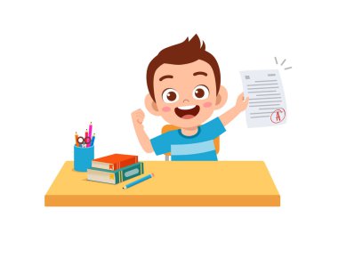 Sevimli küçük çocuk sınavdan iyi not aldığı için mutlu.