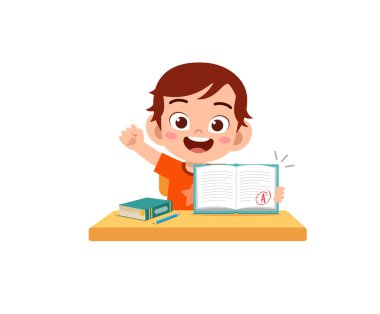 Sevimli küçük çocuk sınavdan iyi not aldığı için mutlu.