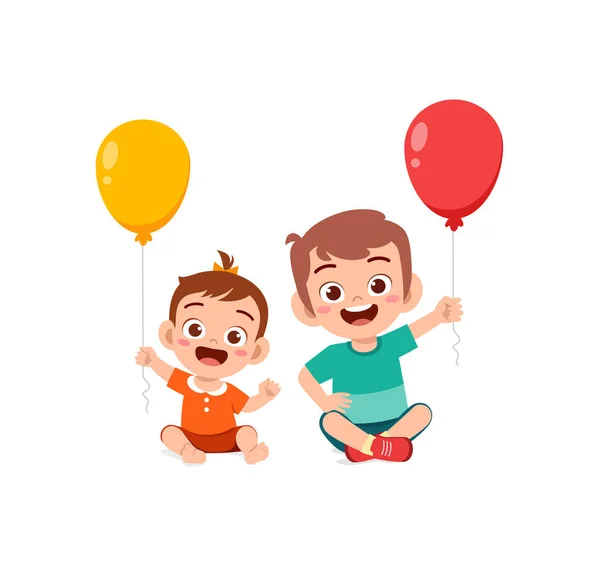 Χαριτωμένο Μικρό Αγόρι Παίζουν Μπαλόνι Μωρό Αδελφό — Διανυσματικό Αρχείο