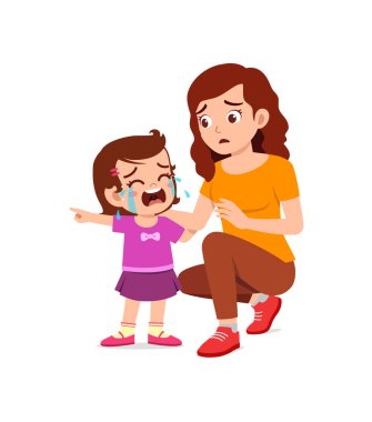 Genç anne, ağlayan küçük kızı kucakla ve teselli etmeye çalış.