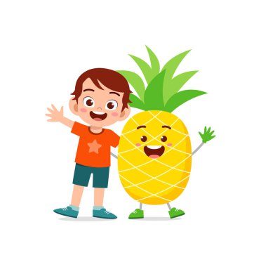Sevimli küçük çocuk ananas karakteriyle duruyor.