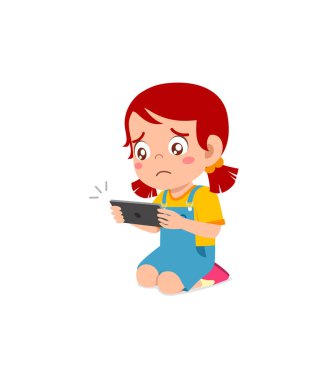 Küçük kız cep telefonu kullanıyor ve ağlıyor.