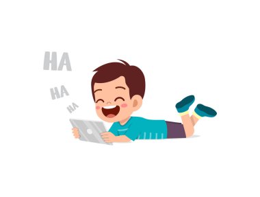 Küçük çocuk cep telefonu kullanıyor ve gülüyor.