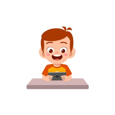 Küçük çocuk cep telefonu kullanıyor ve gülüyor.