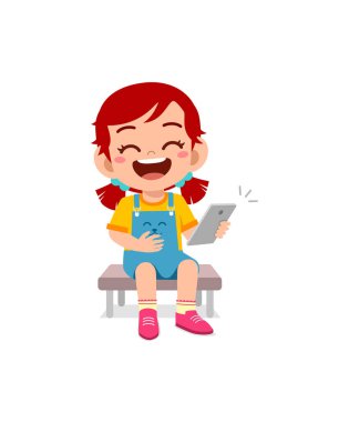 Küçük kız cep telefonu kullanıp gülüyor.