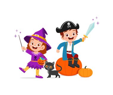 Tatlı küçük oğlan ve kız Cadılar Bayramı 'nı arkadaşlarıyla kutluyorlar.