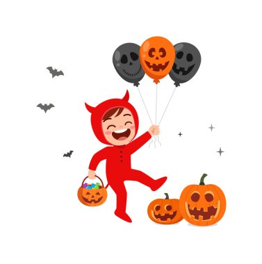 Küçük tatlı çocuk Cadılar Bayramı 'nı kutluyor. Şeytan kostümü giyiyor.