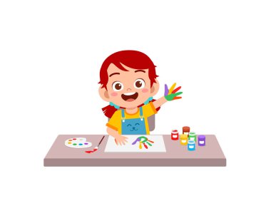 Güzel küçük kız sanat için boya kullanıyor.