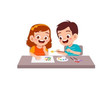 Güzel küçük bir çocuk ve kız sanat için boya kullanıyorlar.