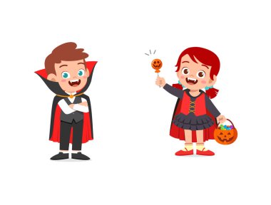 Erkek ve kız cadılar bayramını kutluyor Vampir kostümü giyiyorlar