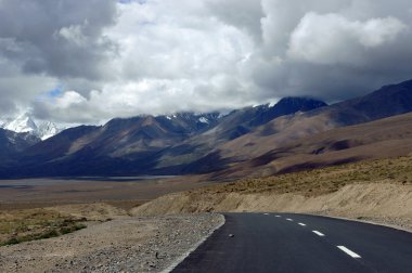  Tibet dağlarında yol