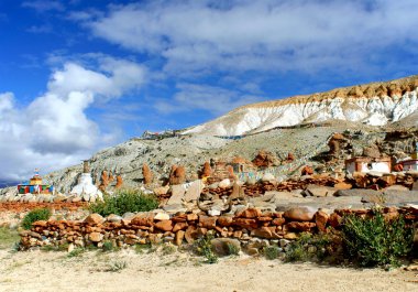 Antik Budist stupa Tibet'te