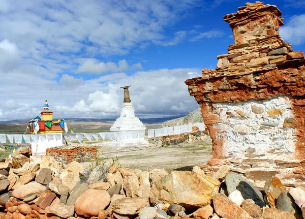 Starověké buddhistická stúpa v Tibetu — Stock fotografie