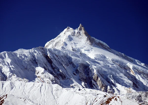 Montanha nevado pico no céu azul — Fotografia de Stock