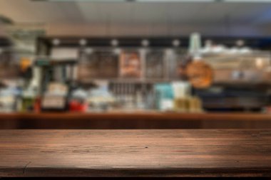 Cam, ürün ve dekorasyonlar ve bulanık çubuk arkaplanı için alanı olan ahşap masa.