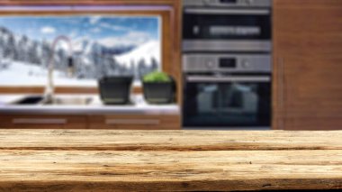 Kış penceresi manzaralı. Pencerenin arkasında karlı bir kış var. Ev içi ve reklam ürünü için yeri olan bir masa..