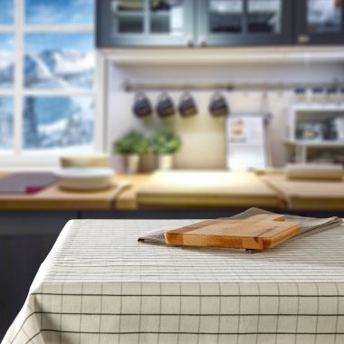 Kış penceresi manzaralı. Pencerenin arkasında karlı bir kış var. Ev içi ve reklam ürünü için yeri olan bir masa..